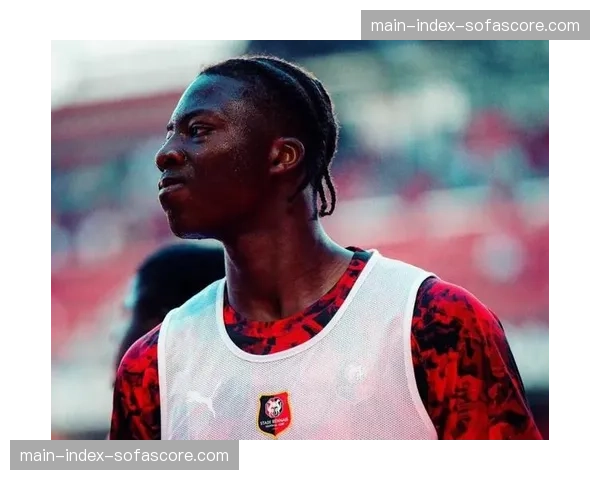 特写:进球后,雷恩前锋卡利穆恩多指向天空告慰不久前离世的恩师 特写:进球后,雷恩前锋卡利穆恩多指向天空告慰不久前离世的恩师