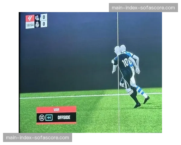 VAR长时间介入，审查朗斯进球是否越位，最终判罚有效