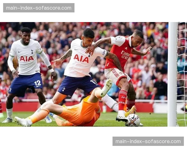 “街头足球节”在伦敦东区举办，前国脚沃尔科特到场参与