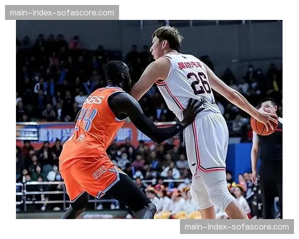 数据前瞻：广东与辽宁半决赛的关键对位，周琦与莫兰德的内线博弈将决定系列赛走向